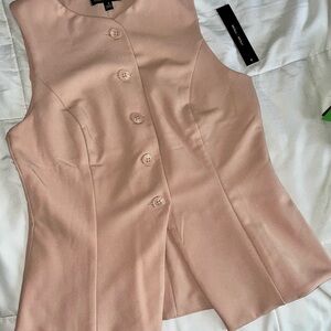 Chic Sleeveless Blouse in Soft Beige